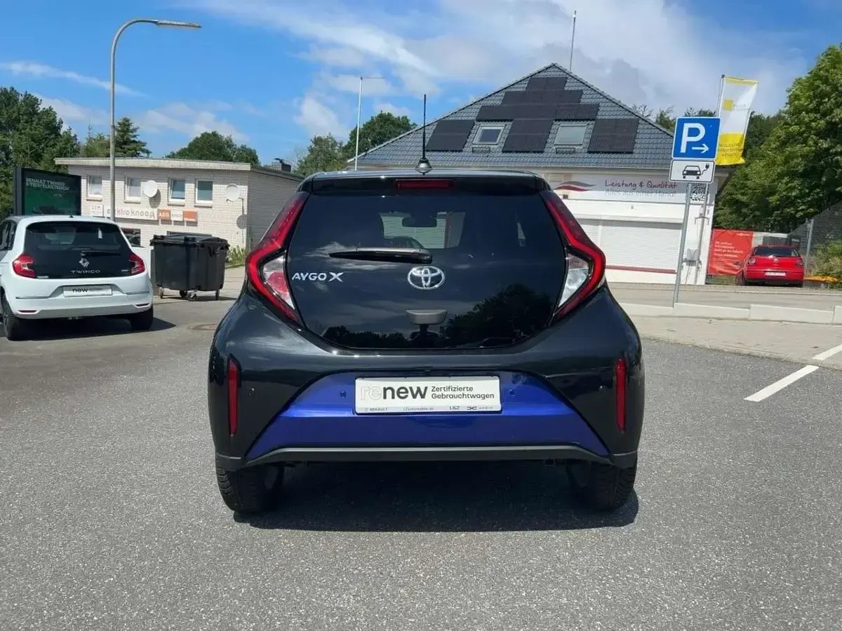 Gebraucht Toyota Aygo Pulse 72 PS (52 kW) 2022 Juniper blue (8y8)/ black mica Kleinwagen