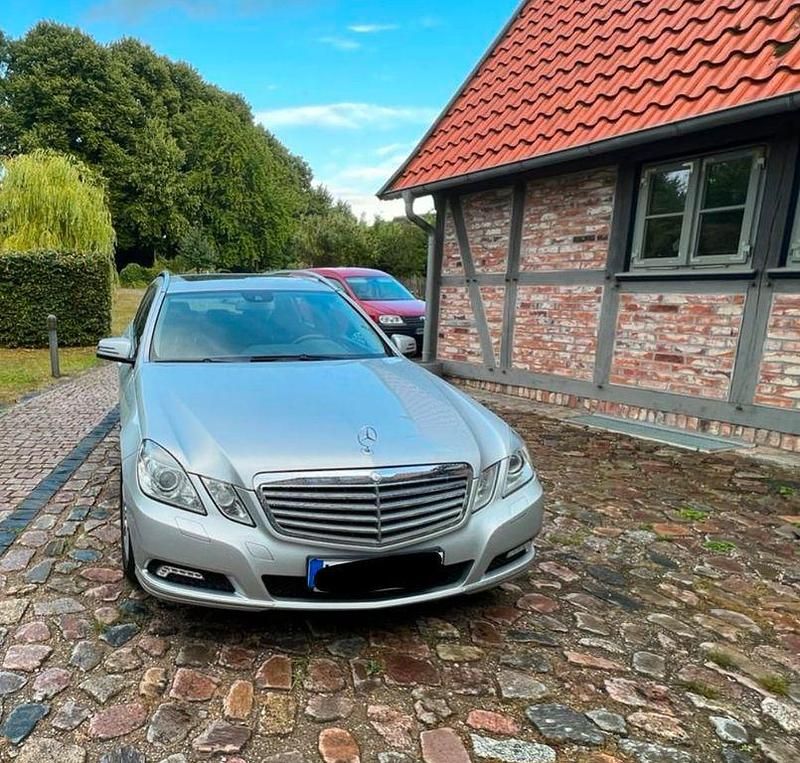 Silber Gebraucht 2010 Mercedes 220 Kombi | 11.950 € - Bild 1/4
