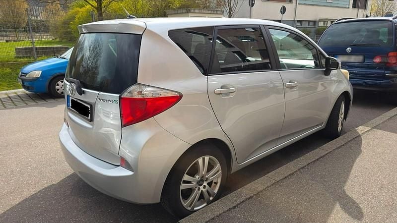 Gebraucht Toyota Verso-S 99 PS (72 kW) 2011 Silber Van / Kleinbus