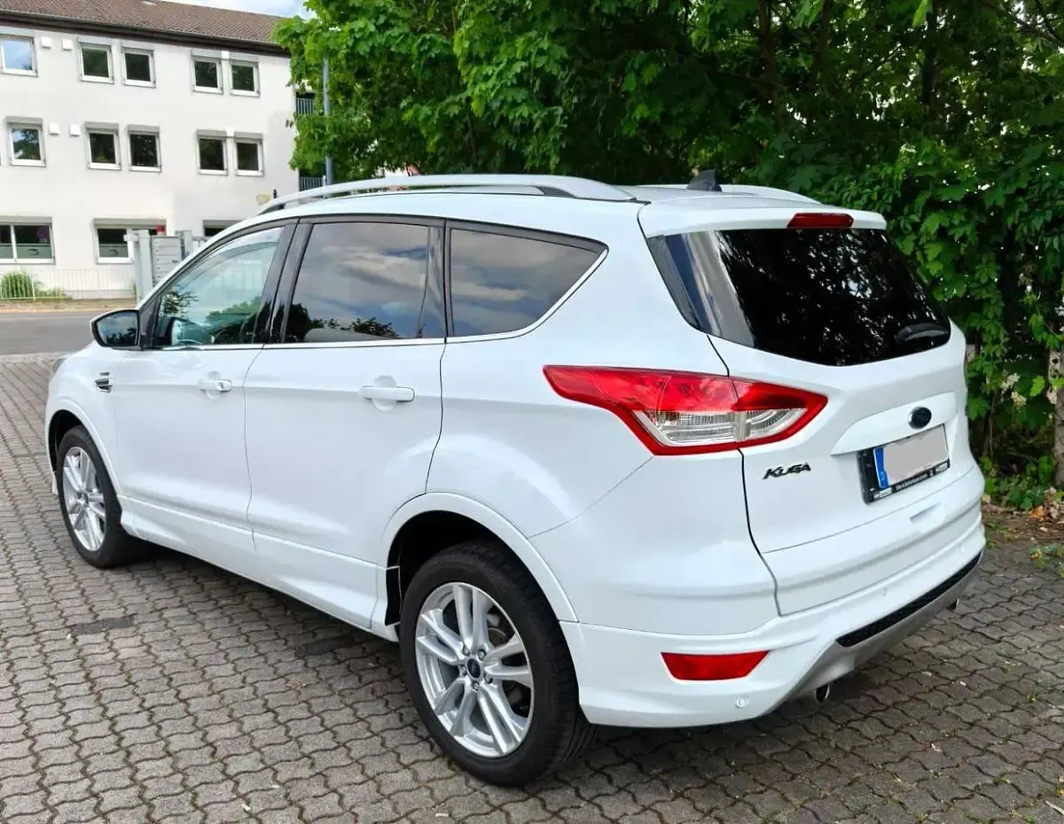 Gebraucht Ford Kuga Individual 179 PS (131 kW) 2015 Frostweiß SUV