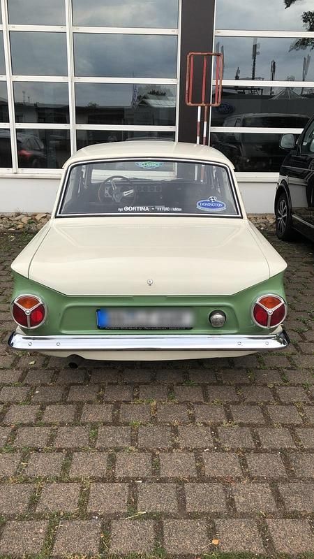 Weiß Gebraucht 1965 Ford Cortina Coupé | 25.000 € - Bild 1/4