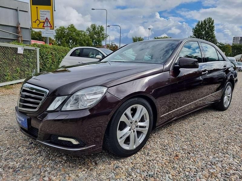 Violett Gebraucht 2011 Mercedes E220 Avantgarde Limousine | 10.900 € (Fairer Preis) - Bild 1/4