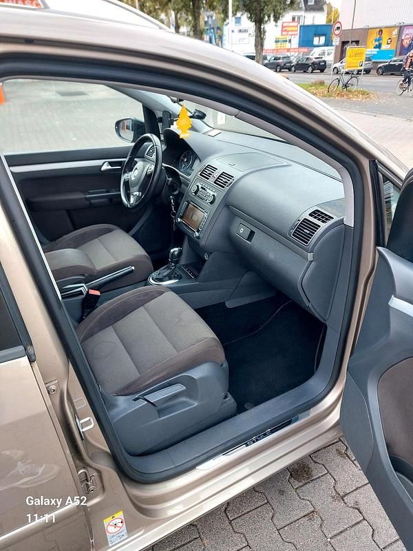 Gebraucht VW Touran Style 105 PS (77 kW) 2012 Gold Van / Kleinbus