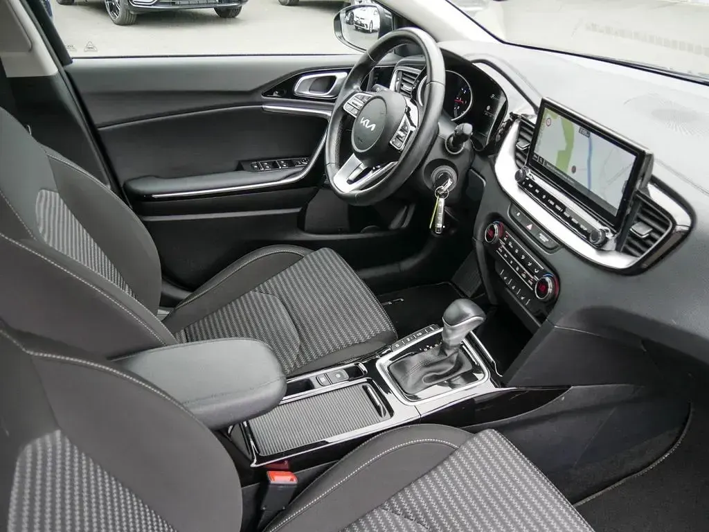Używany Kia Ceed Vision 160 KM (117 kW) 2022 Czarny Hatchback