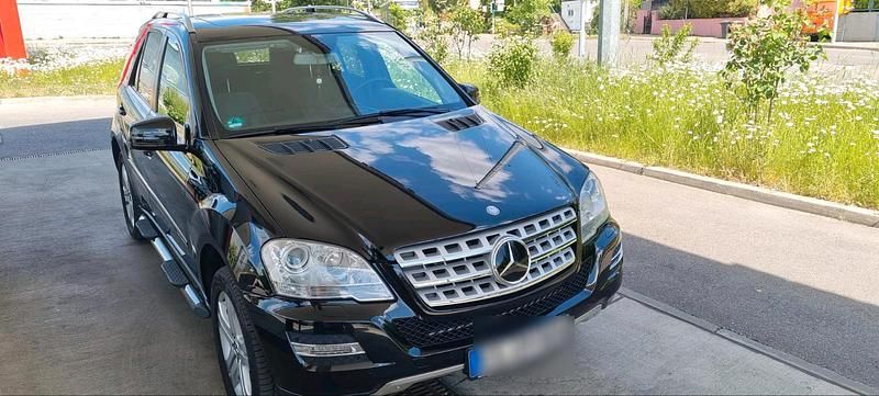 Schwarz Gebraucht 2011 Mercedes ML350 SUV | 19.500 € (Etwas zu teuer) - Bild 1/4