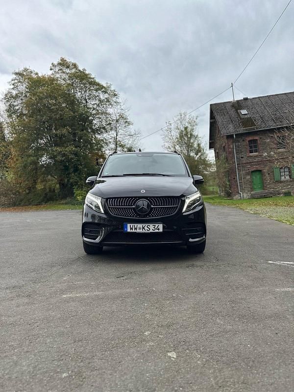 Schwarz Gebraucht 2022 Mercedes V220 AMG Van / Kleinbus | 49.950 € (Superpreis) - Bild 1/4