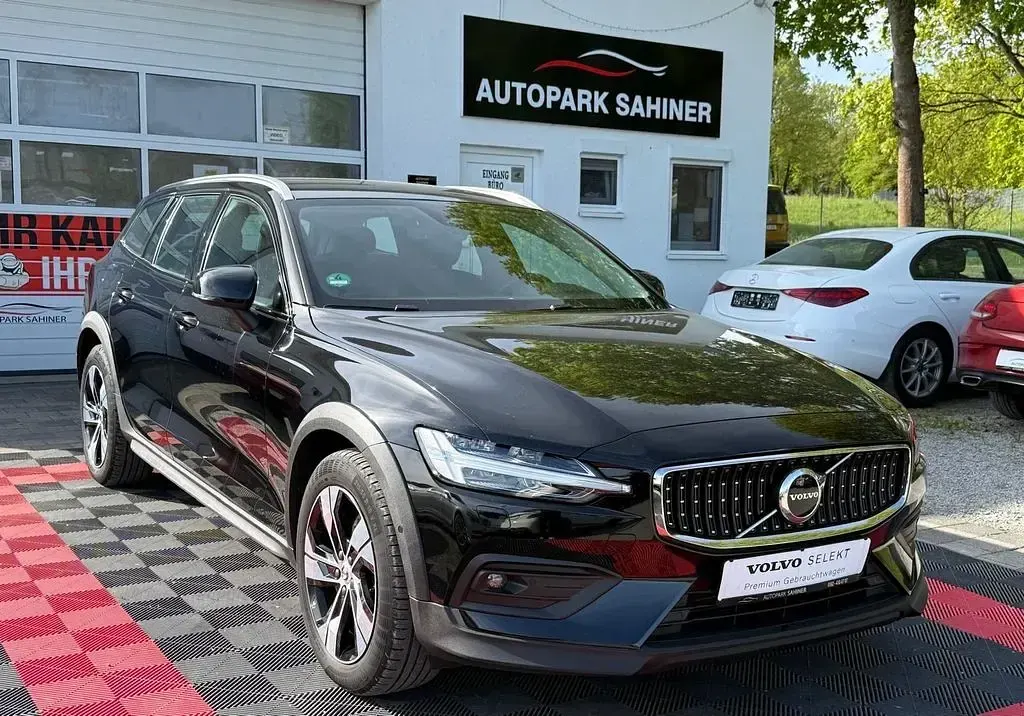 Używany Volvo V60 CC Plus 197 KM (144 kW) 2023 Czarny Kombi