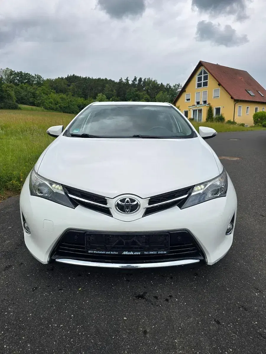 Gebraucht Toyota Auris Life+ 124 PS (91 kW) 2014 Weiß Limousine
