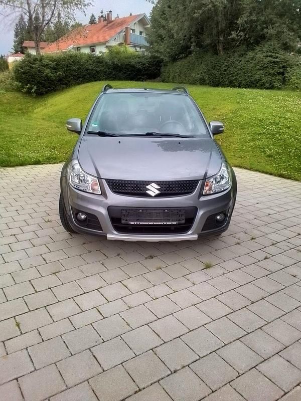 Grau Gebraucht 2011 Suzuki SX4 Style Kleinwagen | 7.400 € (Fairer Preis) - Bild 1/4