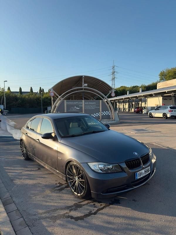 Grau Gebraucht 2008 BMW 325 Limousine | 5.100 € - Bild 1/4