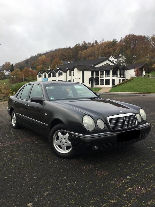 Schwarz Gebraucht 1998 Mercedes E200 Limousine | 2.850 € (Guter Preis) - Bild 1/4