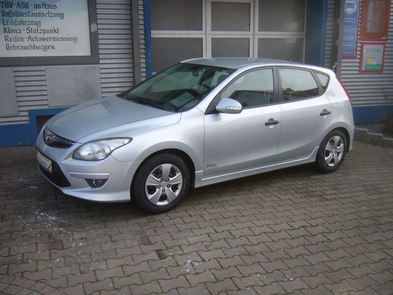 Silber Gebraucht 2011 Hyundai i30 Limousine | 5.900 € (Teuer) - Bild 1/4