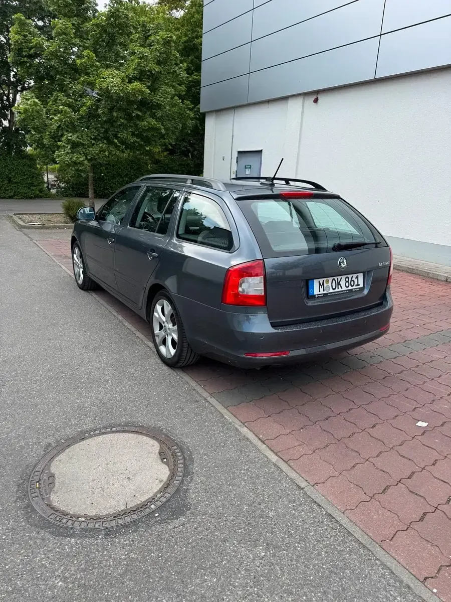 Gebraucht Skoda Octavia 140 PS (102 kW) 2012 Grau Kombi
