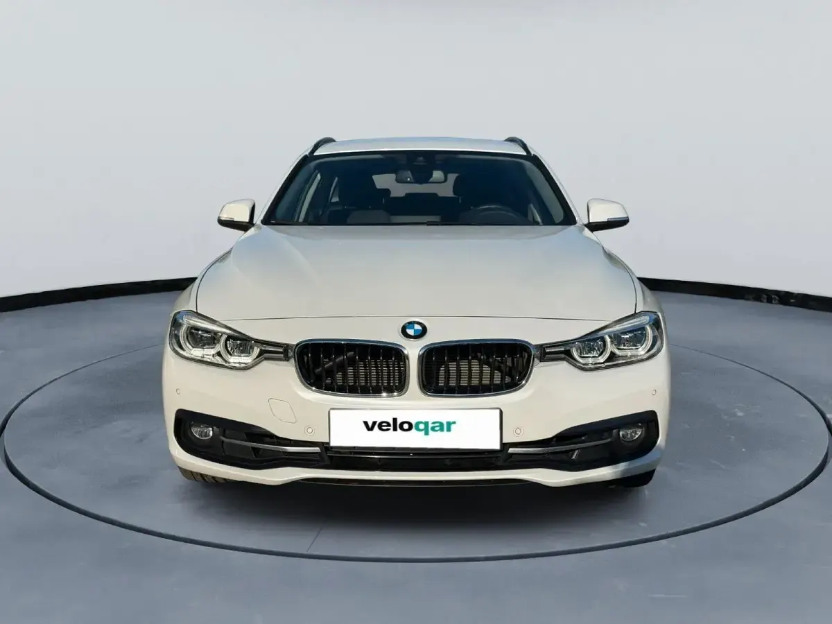 Gebraucht BMW 330 Sport Line 258 PS (189 kW) 2019 Weiß Kombi