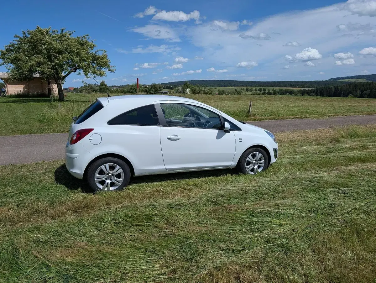 Gebraucht Opel Corsa Edition 101 PS (74 kW) 2011 Weiß Kleinwagen