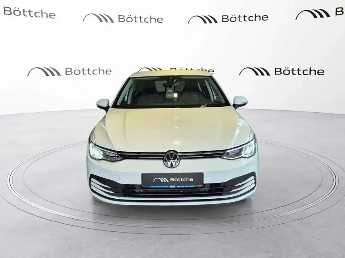 Gebraucht VW Golf VIII Life 131 PS (96 kW) 2022 Pure white Limousine