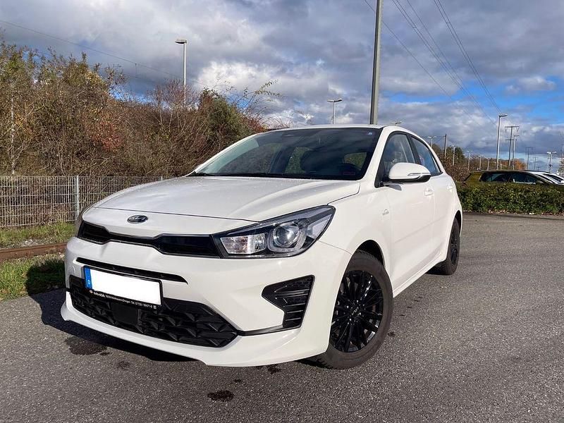 Weiß Gebraucht 2021 Kia Rio Vision Limousine | 14.990 € (Teuer) - Bild 1/4