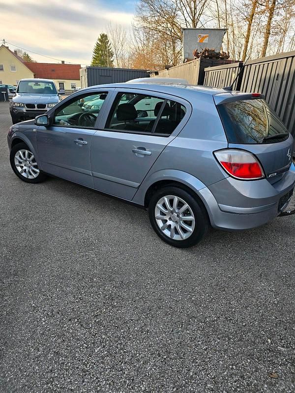 Gebraucht Opel Astra 105 PS (77 kW) 2005 Blau Kleinwagen