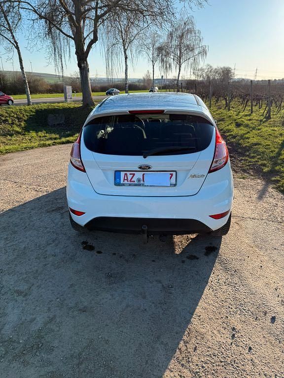 Gebraucht Ford Fiesta Trend 65 PS (47 kW) 2014 Weiß Kleinwagen