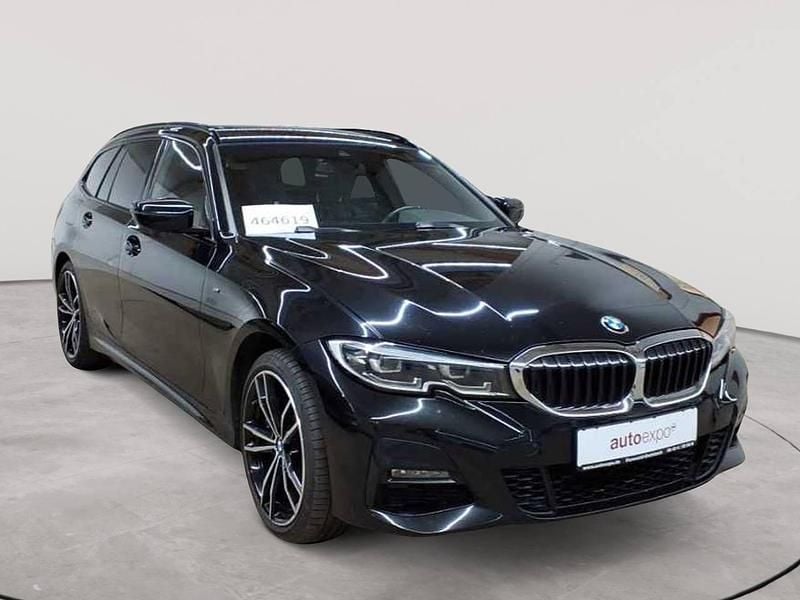 Saphirschwarz metallic Gebraucht 2020 BMW 330e M Sport Kombi | 23.090 € (Guter Preis) - Bild 1/4