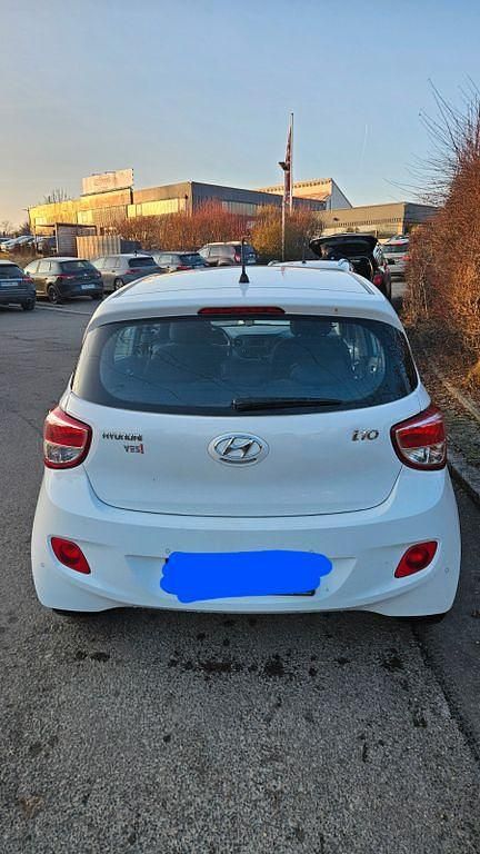 Gebraucht Hyundai i10 YES! Gold 87 PS (63 kW) 2015 Weiß Kleinwagen