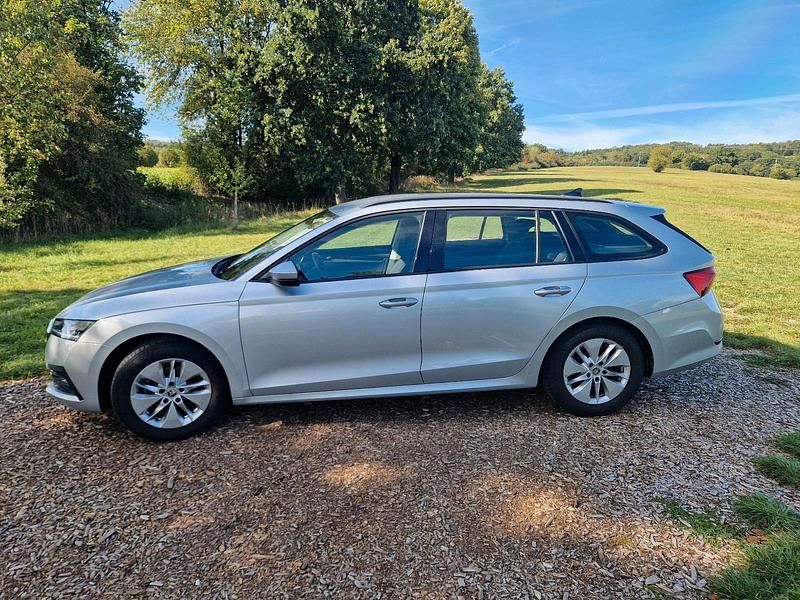 Silber Gebraucht 2021 Skoda Octavia Ambition Kombi | 20.900 € (Guter Preis) - Bild 1/4