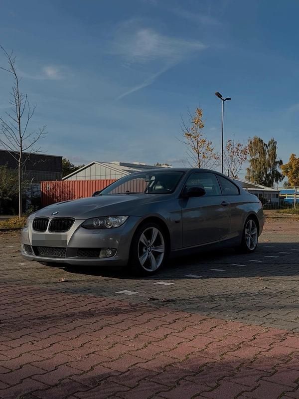 Grau Gebraucht 2007 BMW 320 Coupé | 6.500 € (Fairer Preis) - Bild 1/4