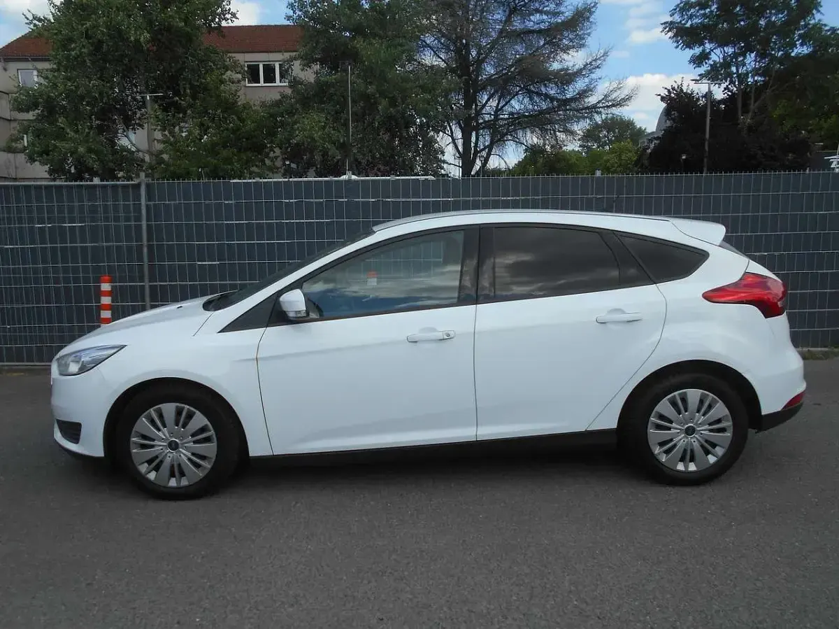 Gebraucht Ford Focus Trend 101 PS (74 kW) 2016 Frostweiß Kleinwagen