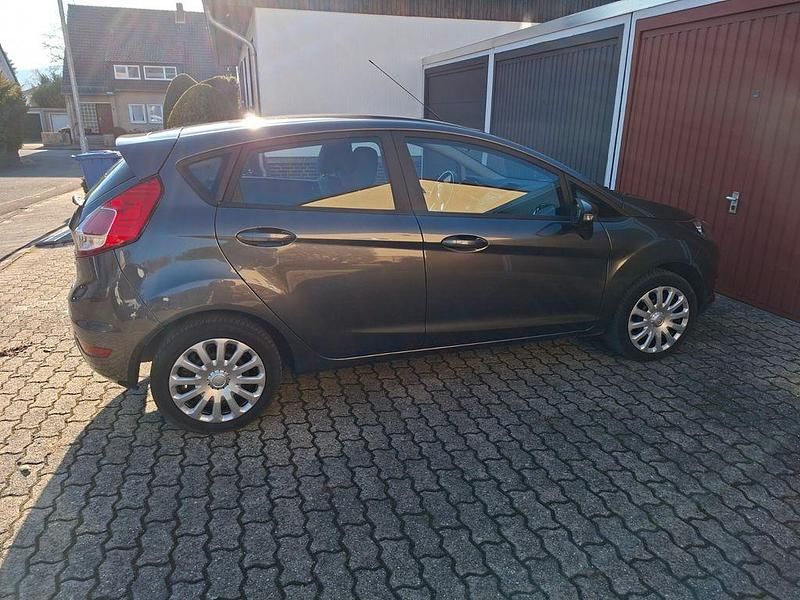 Gebraucht Ford Fiesta Trend 82 PS (60 kW) 2016 Grau Limousine