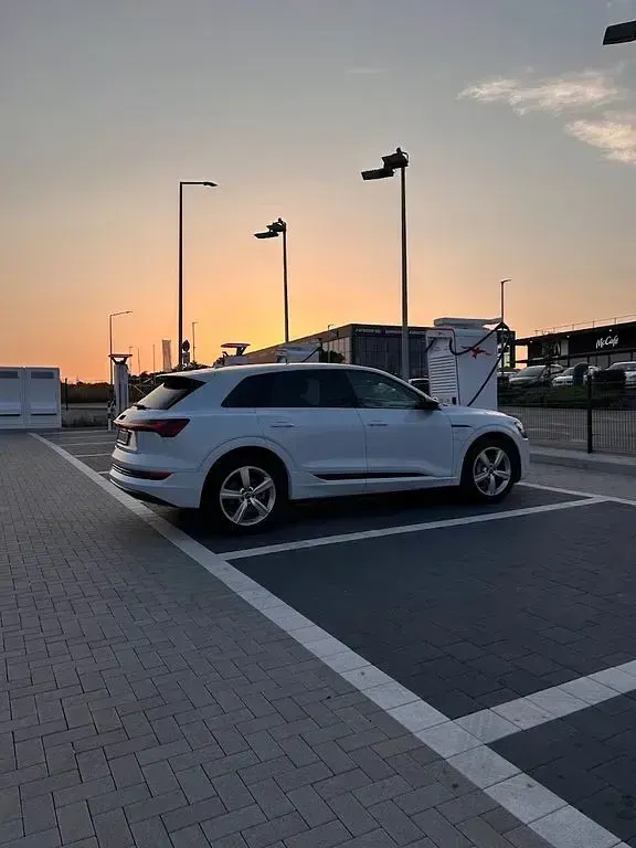 Gebraucht Audi e-tron Advanced Plus 230 kW (313 PS) 2022 Weiß SUV