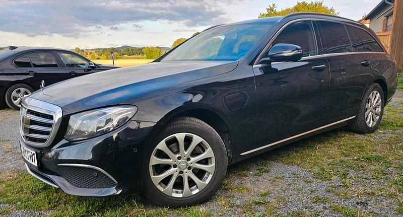 Schwarz Gebraucht 2017 Mercedes 220 Kombi | 15.999 € (Superpreis) - Bild 1/4