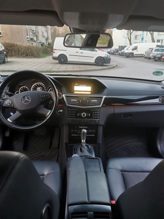 Schwarz Gebraucht 2011 Mercedes E200 Limousine | 11.000 € (Fairer Preis) - Bild 1/4