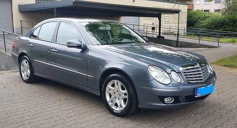 Grau Gebraucht 2006 Mercedes E200 Elegance Limousine | 6.200 € (Fairer Preis) - Bild 1/4