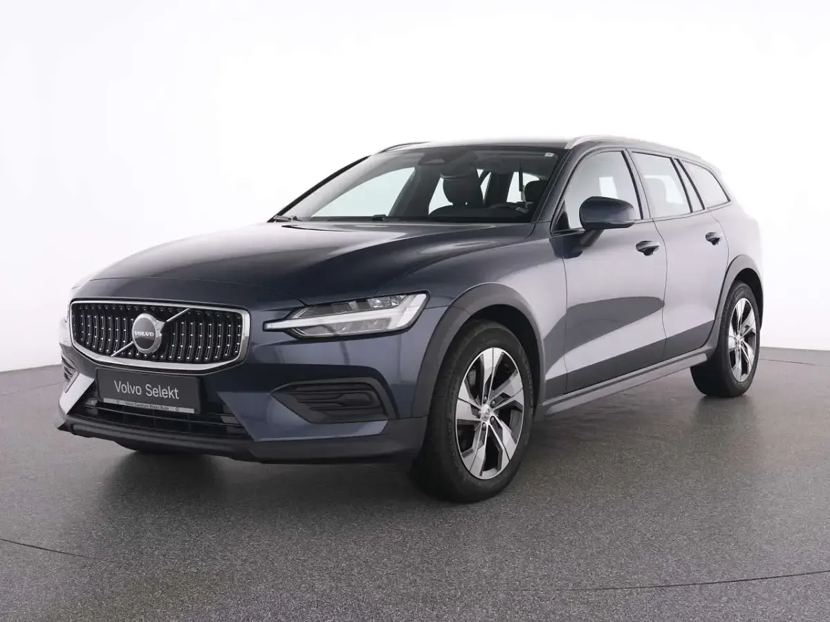 Gebraucht Volvo V60 CC Plus 197 PS (144 kW) 2024 Blau denim blue / metallic Kombi