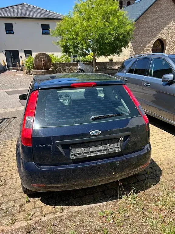 Brugt Ford Fiesta Ambiente 101 HK (74 kW) 2004 Blå Hatchback