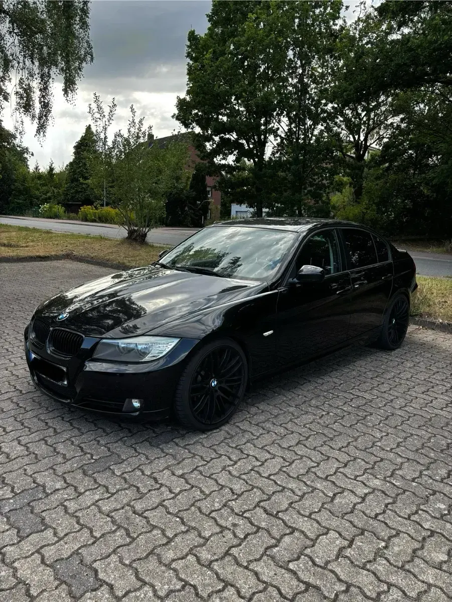 Gebraucht BMW 318 143 PS (105 kW) 2010 Schwarz Limousine