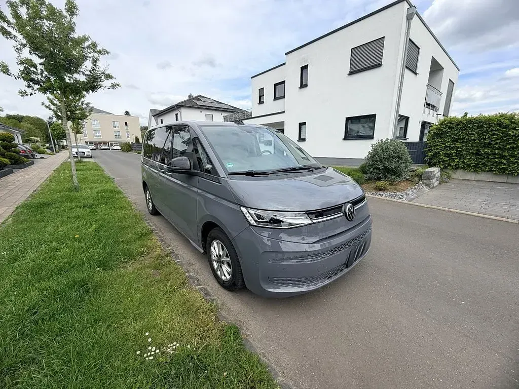 Gebraucht VW T7 Life 150 PS (110 kW) 2024 Grau Van