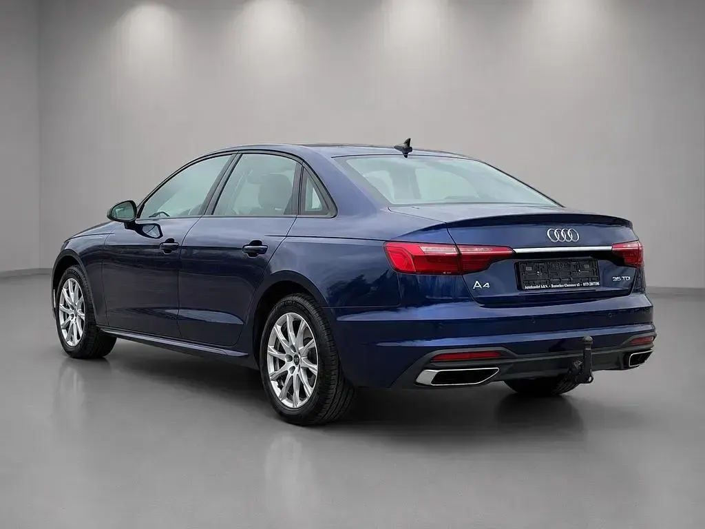 Gebraucht Audi A4 Sport 163 PS (119 kW) 2022 Blau Limousine