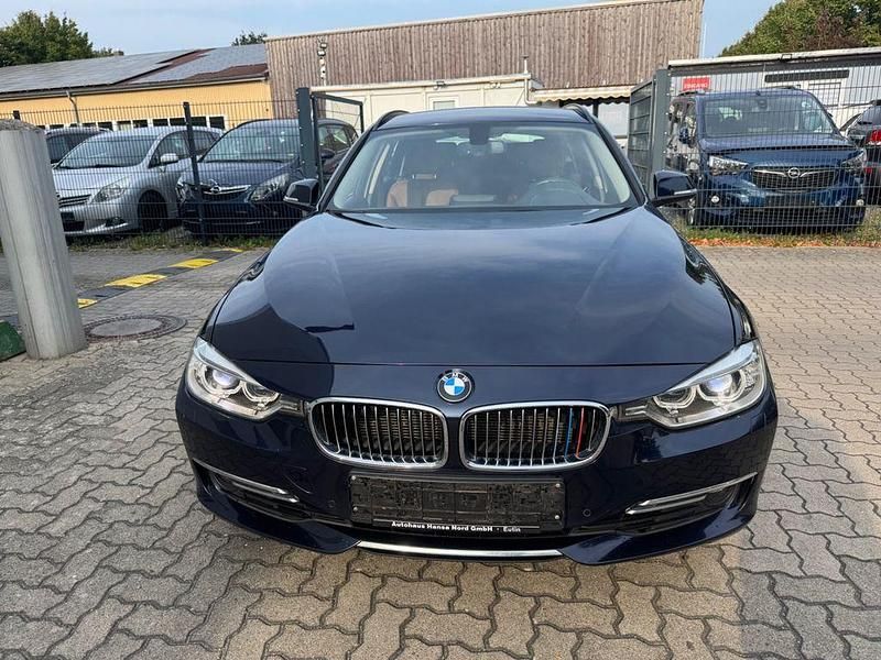 Blau Gebraucht 2013 BMW 320 Luxury Line Kombi | 10.999 € (Guter Preis) - Bild 1/4