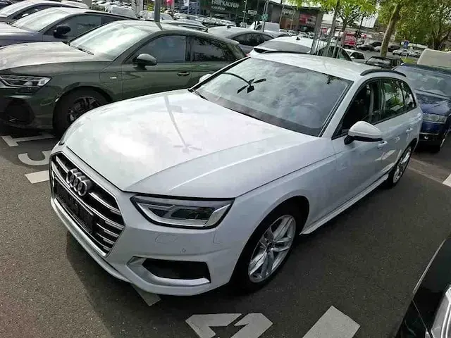 Gebraucht Audi A4 Advanced Plus 204 PS (150 kW) 2023 Gletscherweiß metallic Kombi