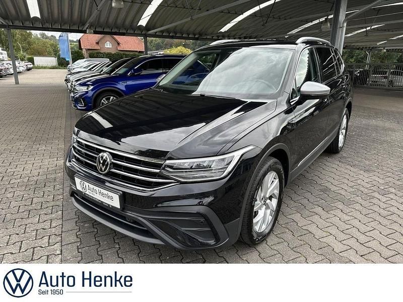 Deep black perleffekt (metallic) Gebraucht 2022 VW Tiguan Allspace Life SUV | 27.895 € (Fairer Preis) - Bild 1/4