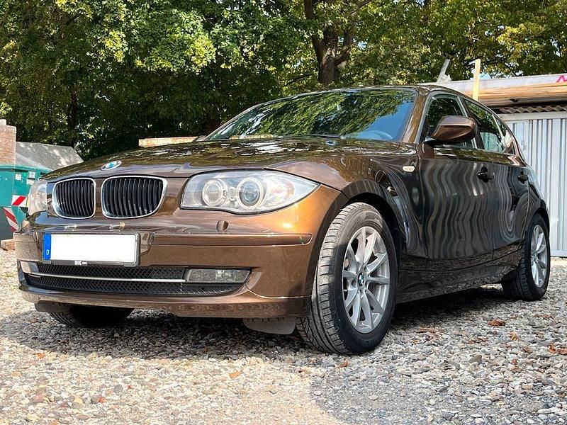 Braun Gebraucht 2012 BMW 118 Lifestyle Kleinwagen | 5.900 € (Guter Preis) - Bild 1/4