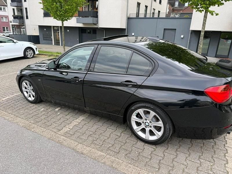 Gebraucht BMW 330 258 PS (189 kW) 2012 Schwarz Limousine