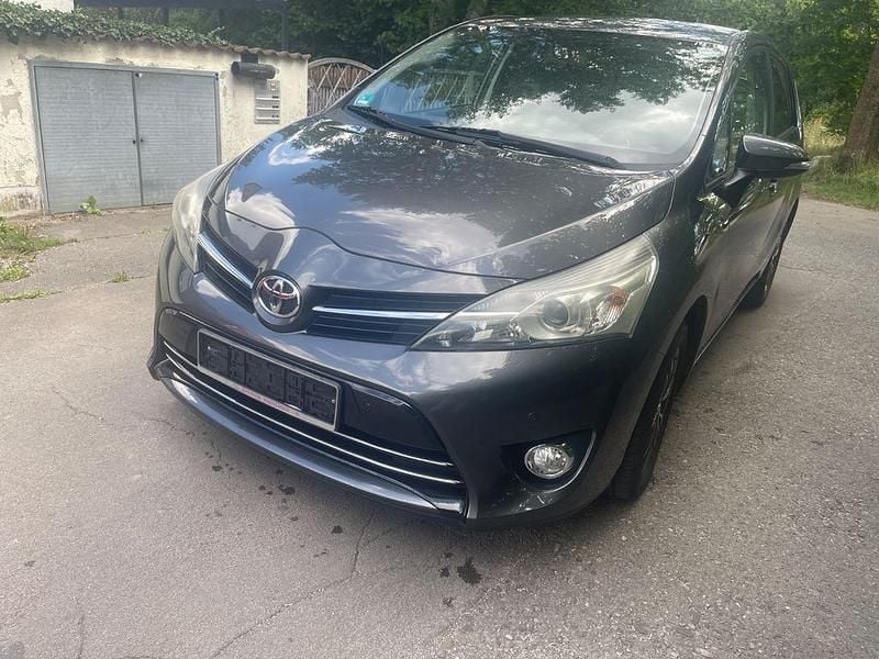 Grau Gebraucht 2014 Toyota Verso Comfort Van / Kleinbus | 10.990 € (Guter Preis) - Bild 1/4