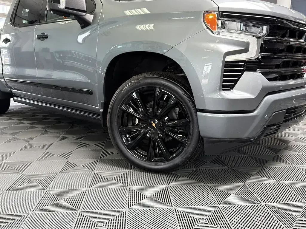 Neu Chevrolet Silverado 426 PS (313 kW) 2026 Silber SUV