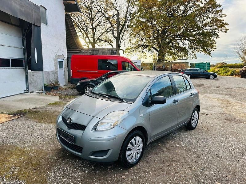 Grau Gebraucht 2010 Toyota Yaris Cool Kleinwagen | 1.899 € (Fairer Preis) - Bild 1/4