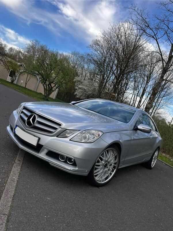 Silber Gebraucht 2009 Mercedes 250 Coupé | 13.900 € - Bild 1/4
