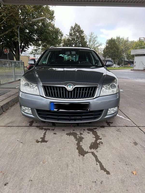 Grau Gebraucht 2012 Skoda Octavia Kombi | 4.000 € - Bild 1/4