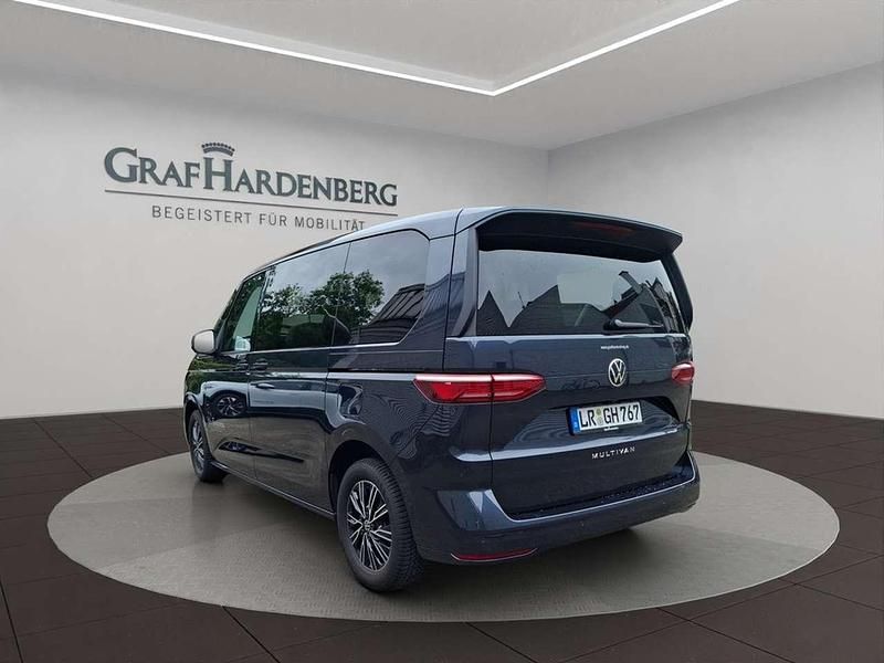 Gebraucht VW Multivan Life 150 PS (110 kW) 2024 Starlight blue metallic Van