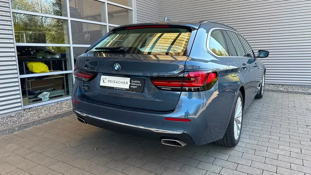 Gebraucht BMW 520 Efficient Dynamics 190 PS (139 kW) 2022 Arctic race blue metallic Kombi